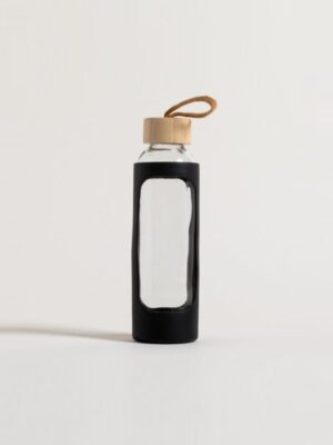 botella tapa de bambu y funda de silicona con forma rectangular negra 500ml