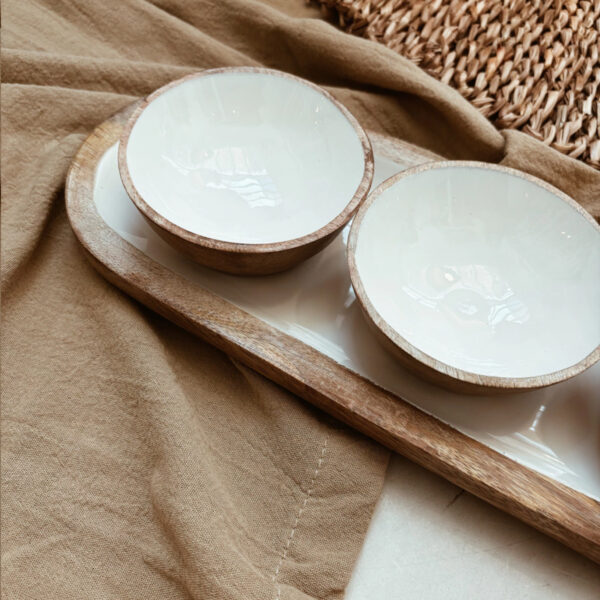 copetinero de tres bowls de madera esmaltada sobre mantel marrón