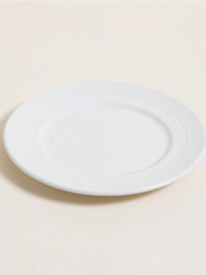 plato playo de porcelana blanco con bordes en relieve