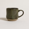 jarro mug de cerámica esmaltada green sobre fondo gris