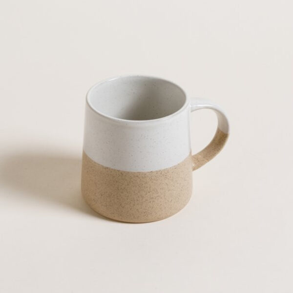 jarro mug de cerámica esmaltada dos colores sobre fondo gris