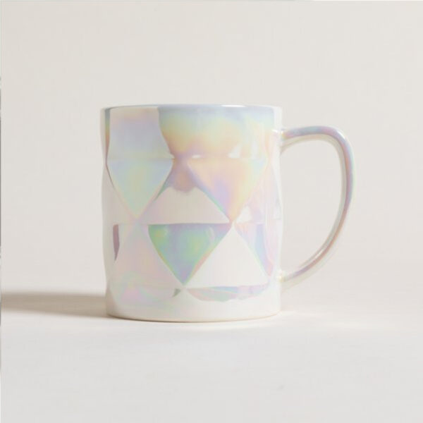 jarro mug con esmalte perlado sobre fondo gris